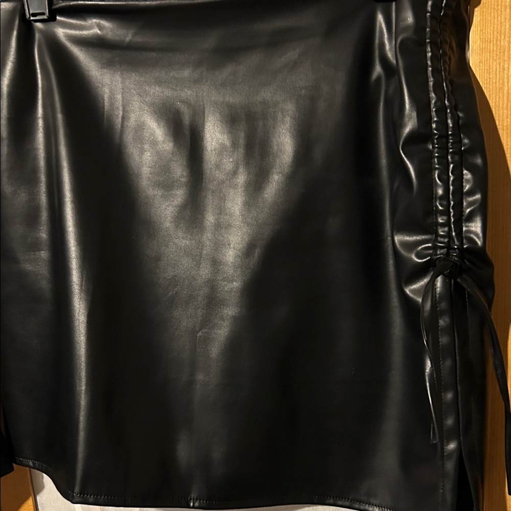 SHEIN Glossy Black Mini Skirt with Ruching